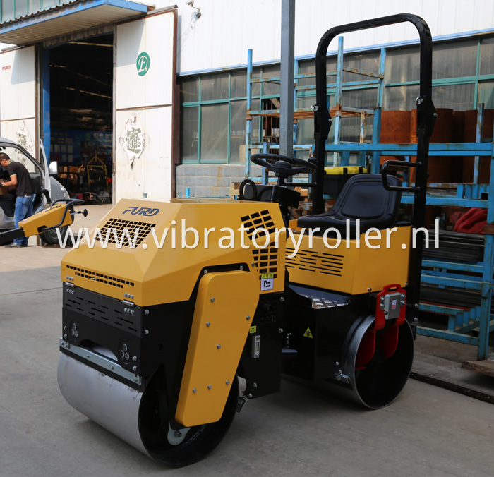 Small asphalt roller (2)